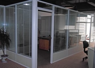 辦公室玻璃隔斷要不要到頂，金視覺(jué)裝飾告訴您為什么