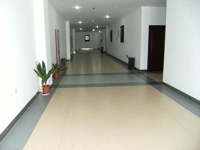 辦公室寫字樓裝修設(shè)計(jì)中PVC地板用卷材和片材哪個(gè)好，各自的優(yōu)缺點(diǎn)是什么